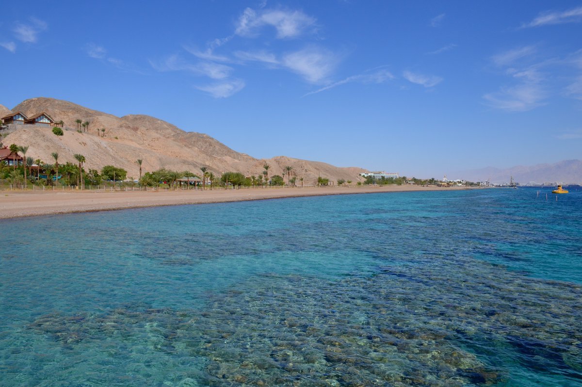 Красные горы и море