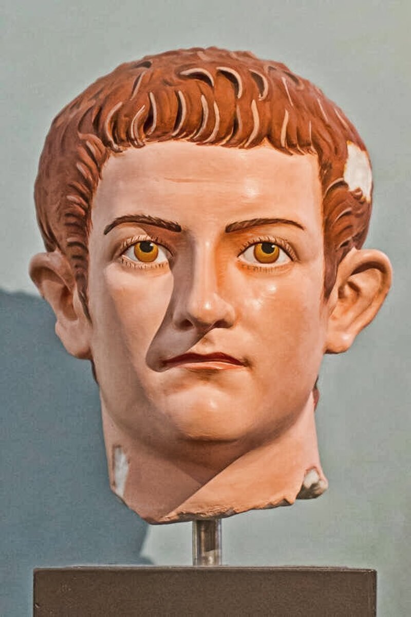 Калигула Император Рима памятник