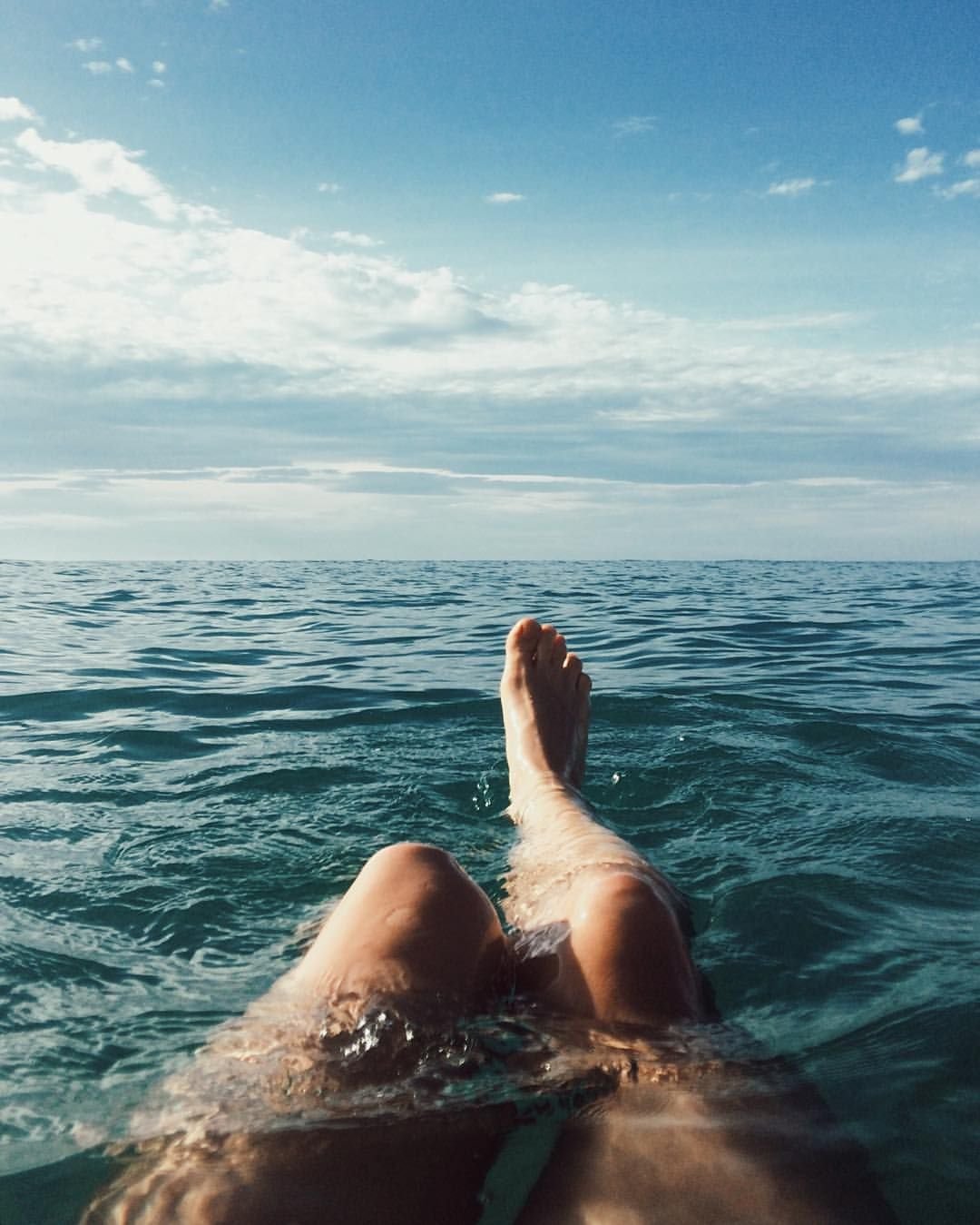 Море ноги в воде