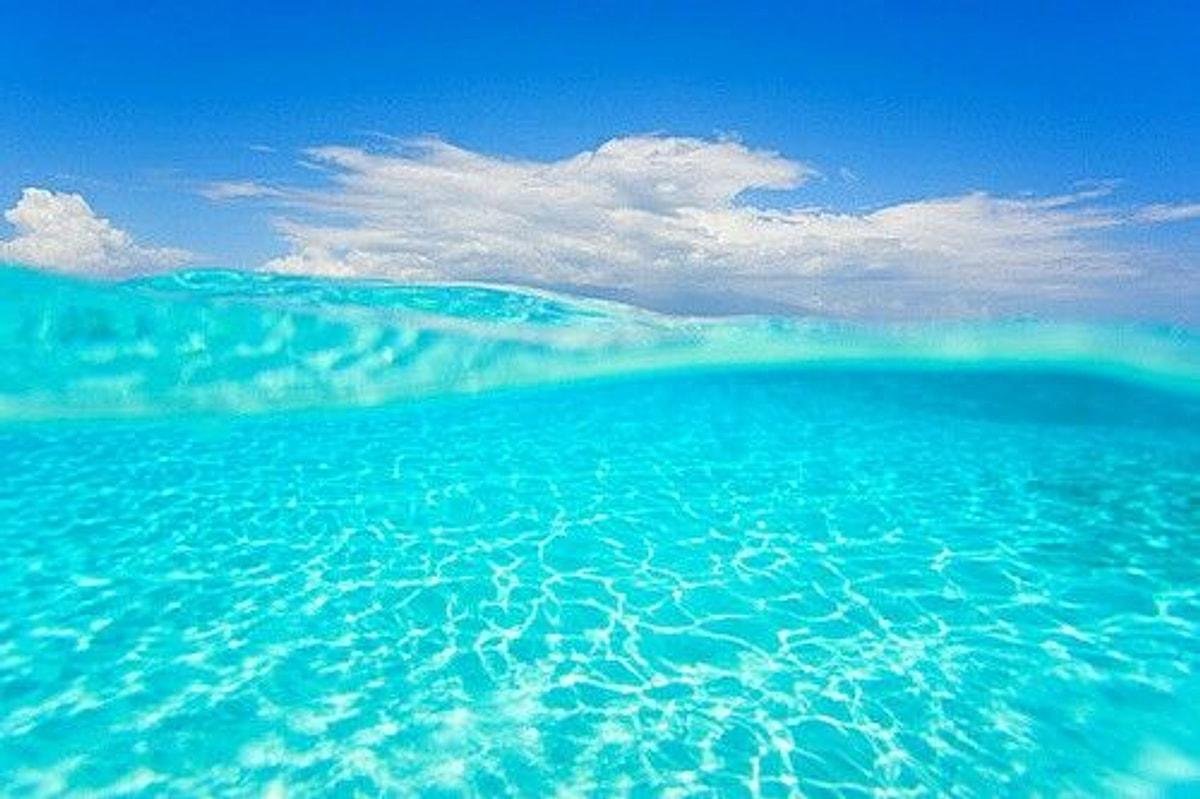 Чистая бирюзовая вода