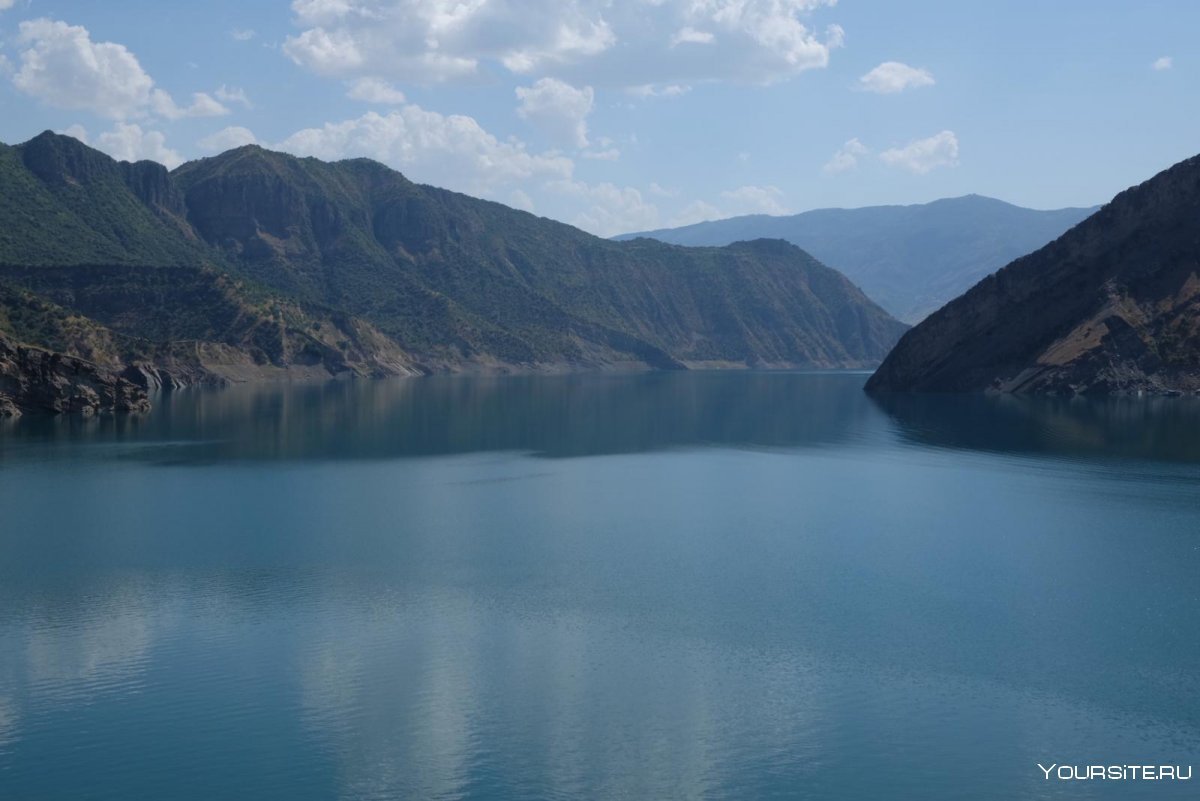 Берег Нурекского водохранилища