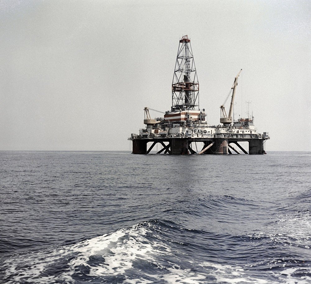 Каспийское море нефтяные вышки