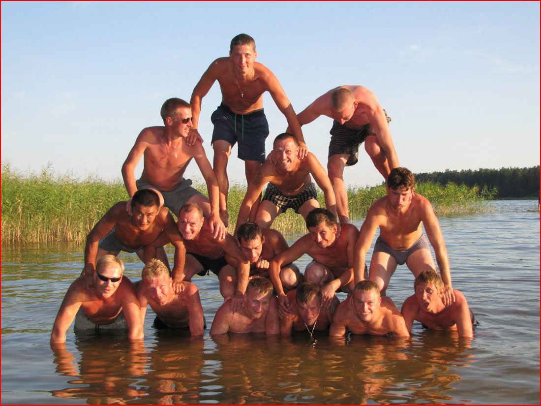 Молодые люди на озере