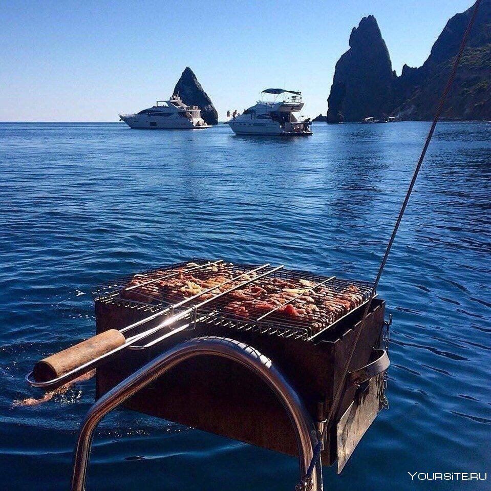 Шашлык на берегу моря