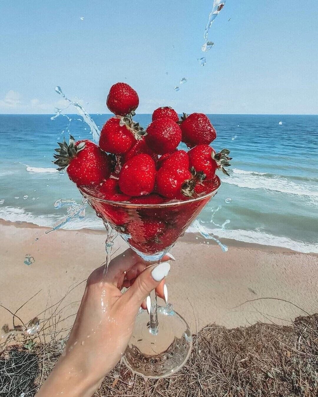 Клубника и море