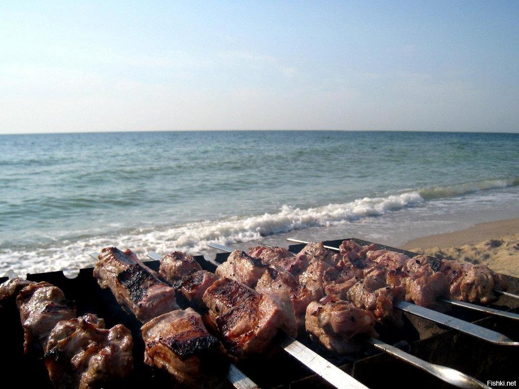 Шашлык на берегу моря
