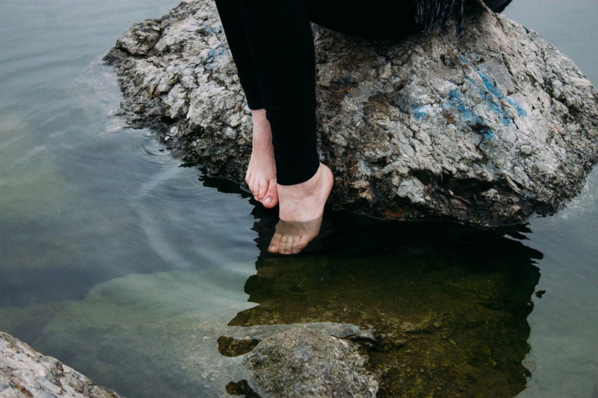 Женские ножки в воде