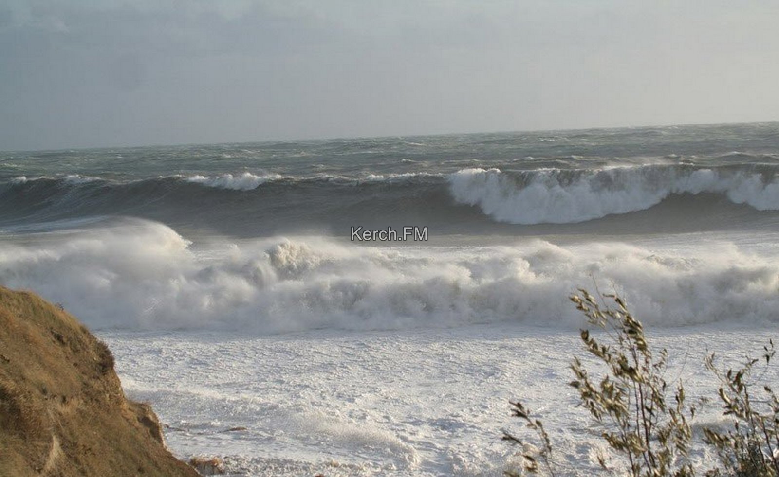 Штормовое ли сегодня. Ялта шторм пляжи. Крым море шторм берег. Шторм на генеральских пляжах. Черное море шторм.