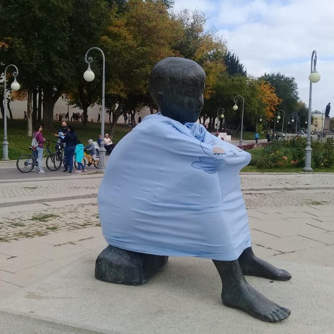 Статуя мальчика