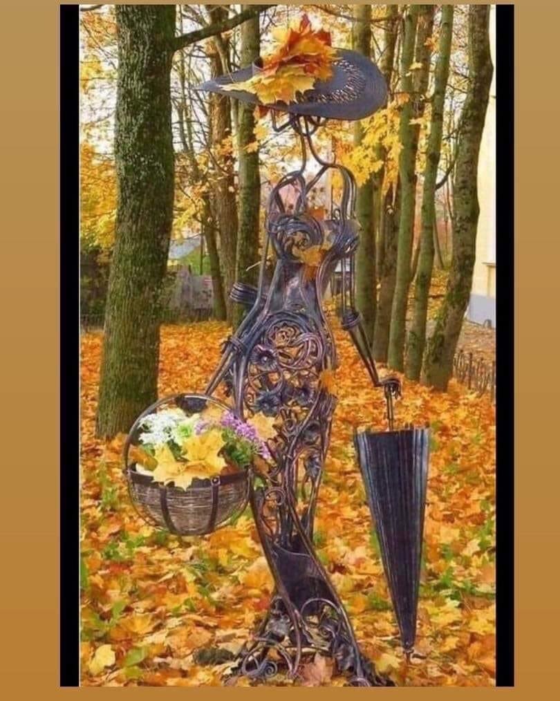 Статуи в парке осенью