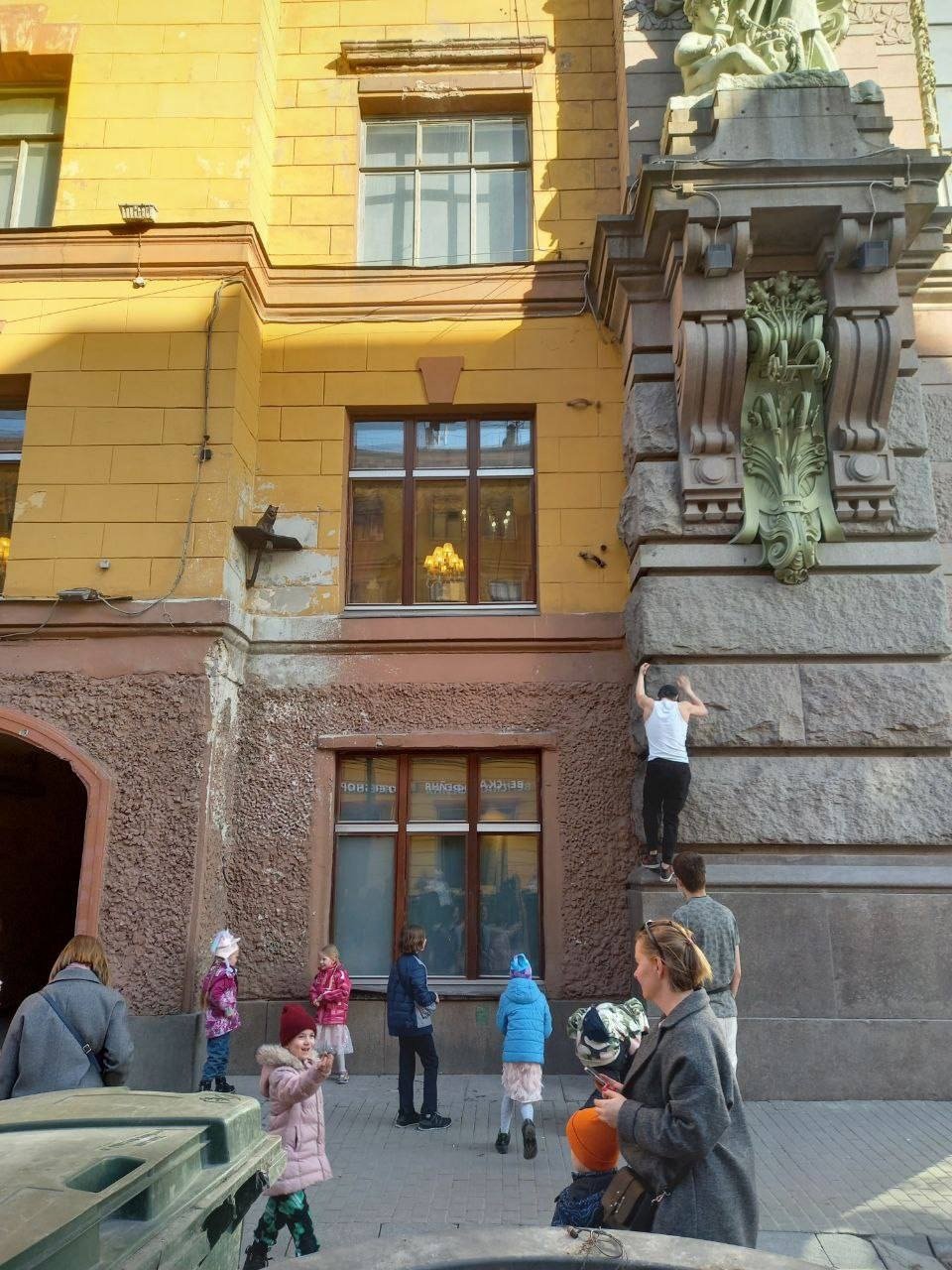 Скульптура кота елисея