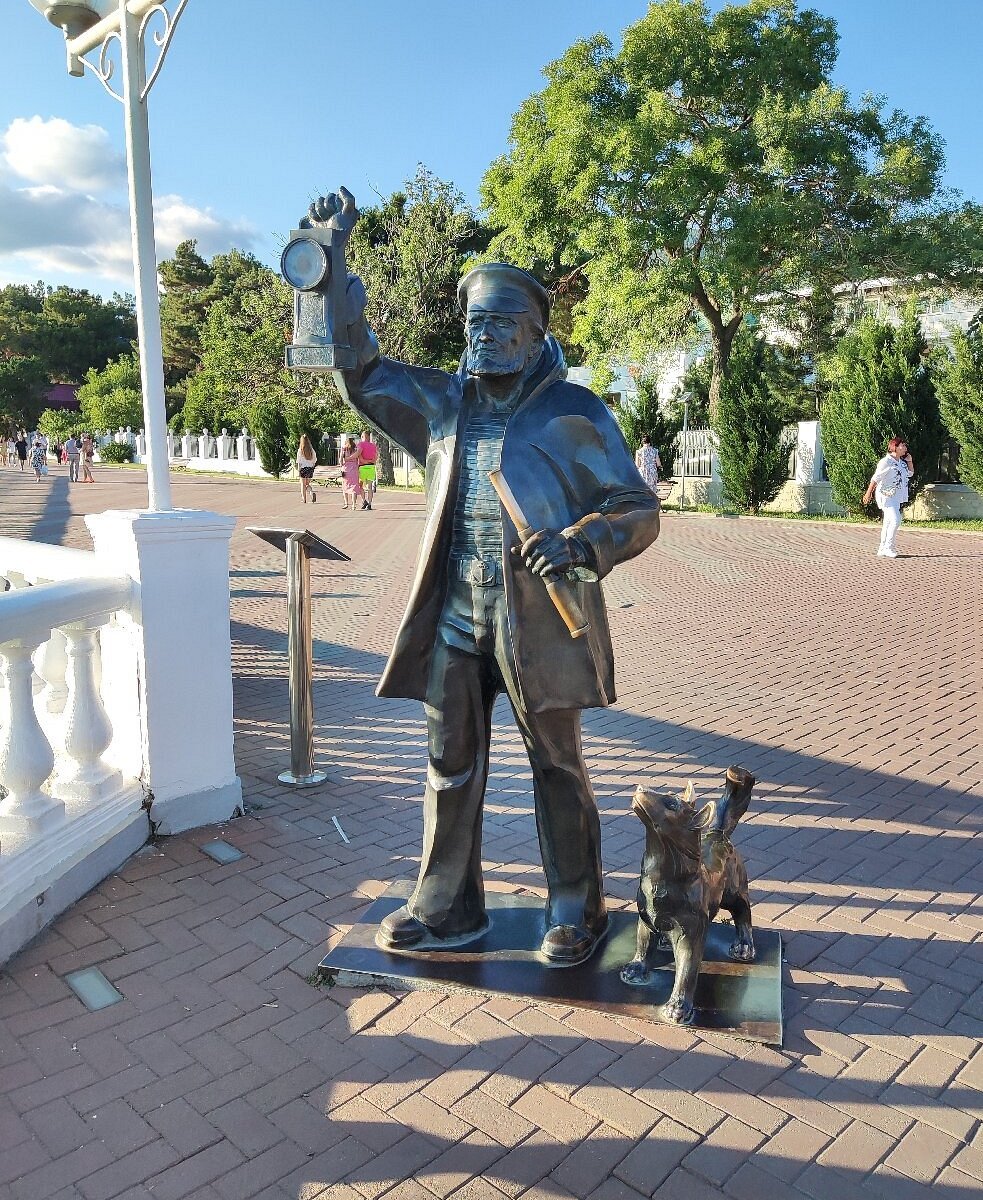 Скульптура в Геленджике мужик