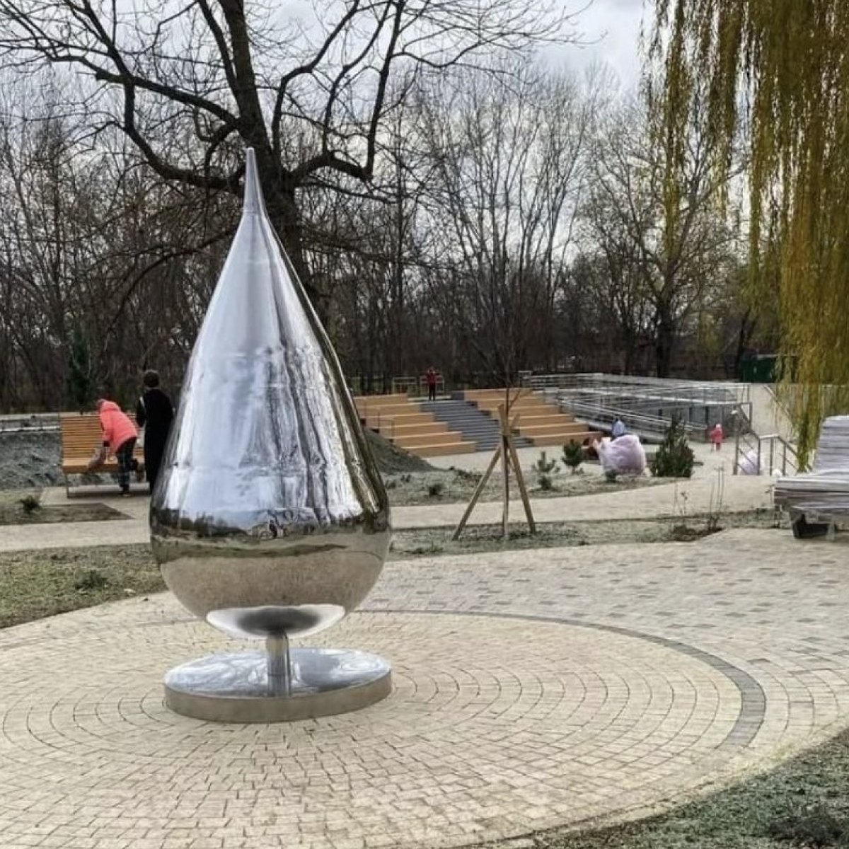 Скульптура капля