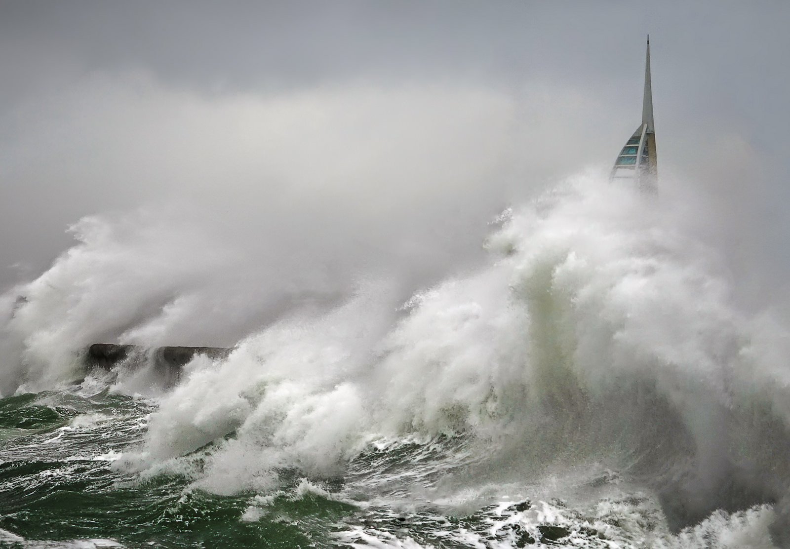 Видео шторма сегодня. Охотское море шторм. Маяк Марекан Охотское море. Шторм в Портсмуте. Шторм Ливерпуль.