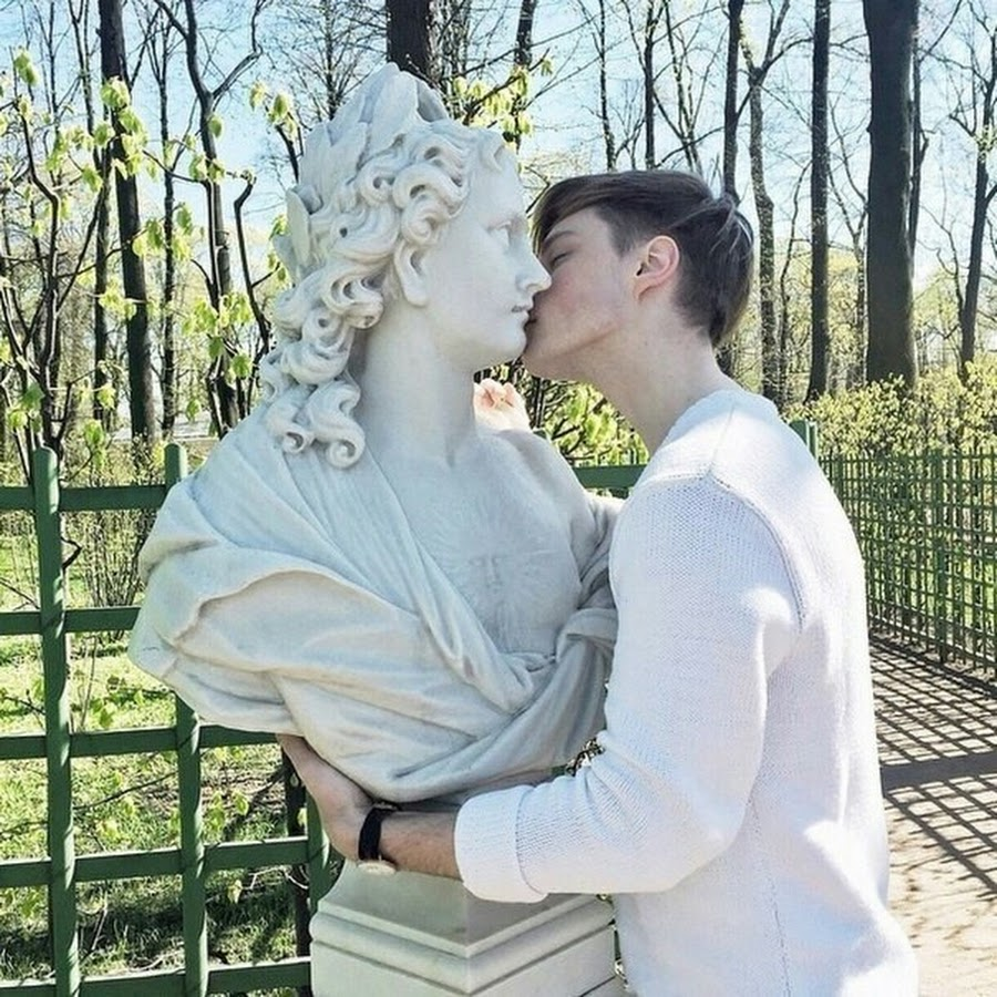 Целует статую