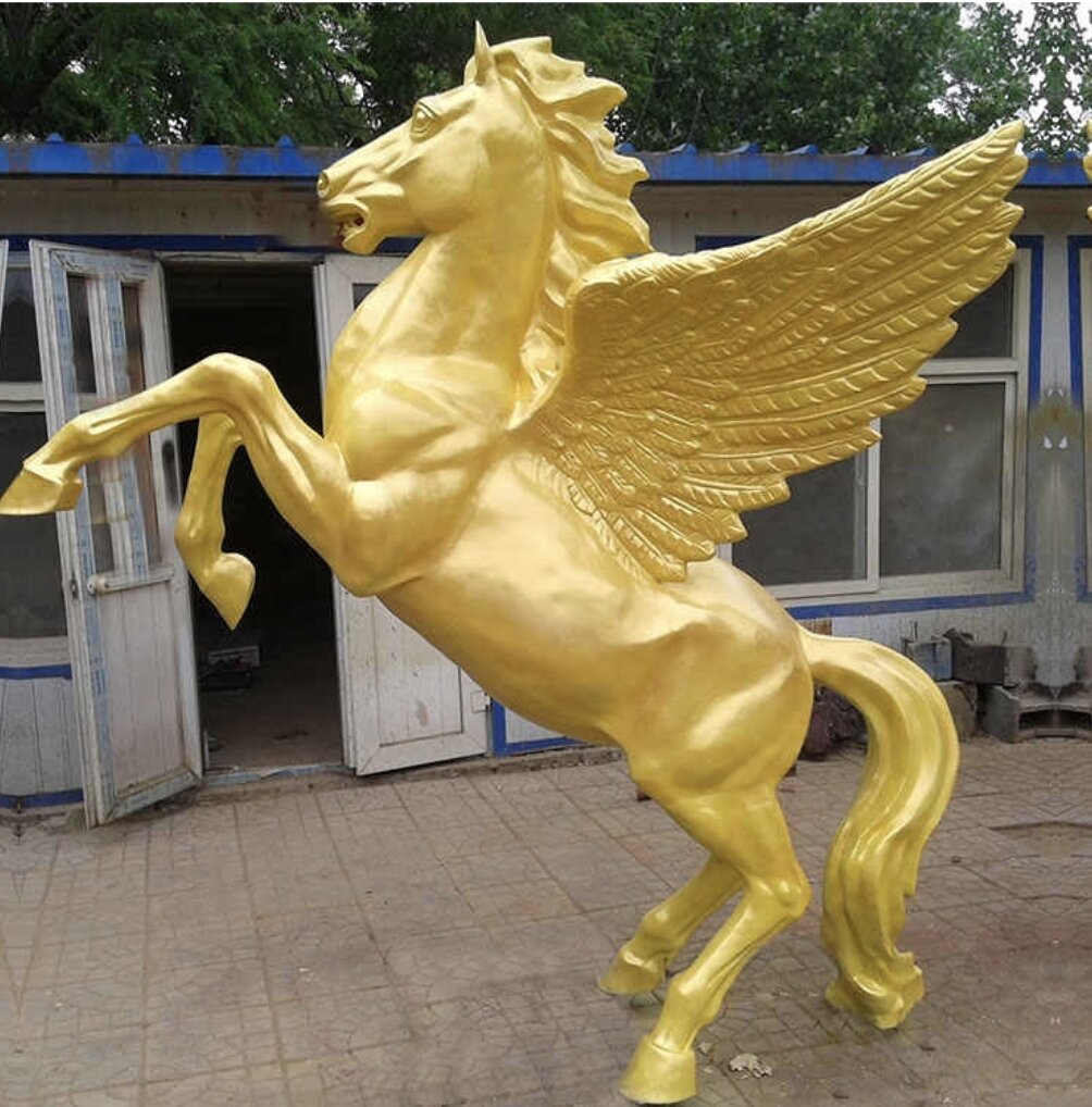 Золотая лошадь статуя