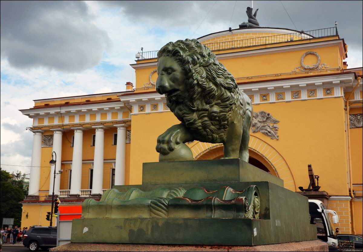 Львы у Адмиралтейства в СПБ