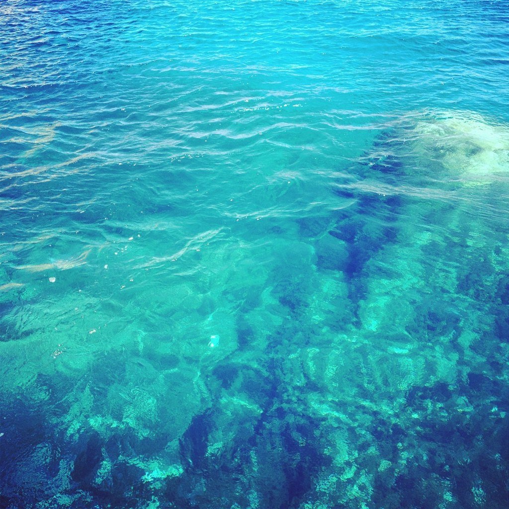 Голубая вода моря