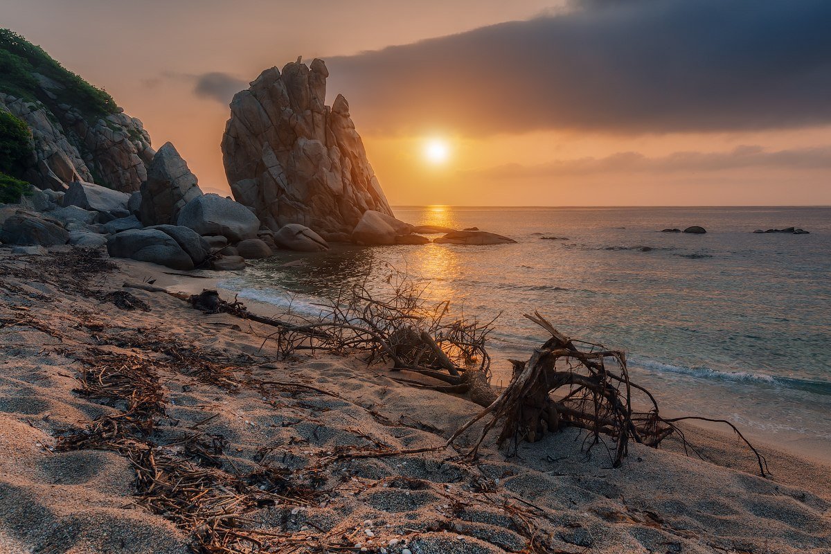 Скалы в море Приморский край