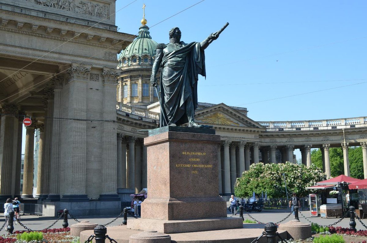 Памятники у Казанского собора в Санкт-Петербурге