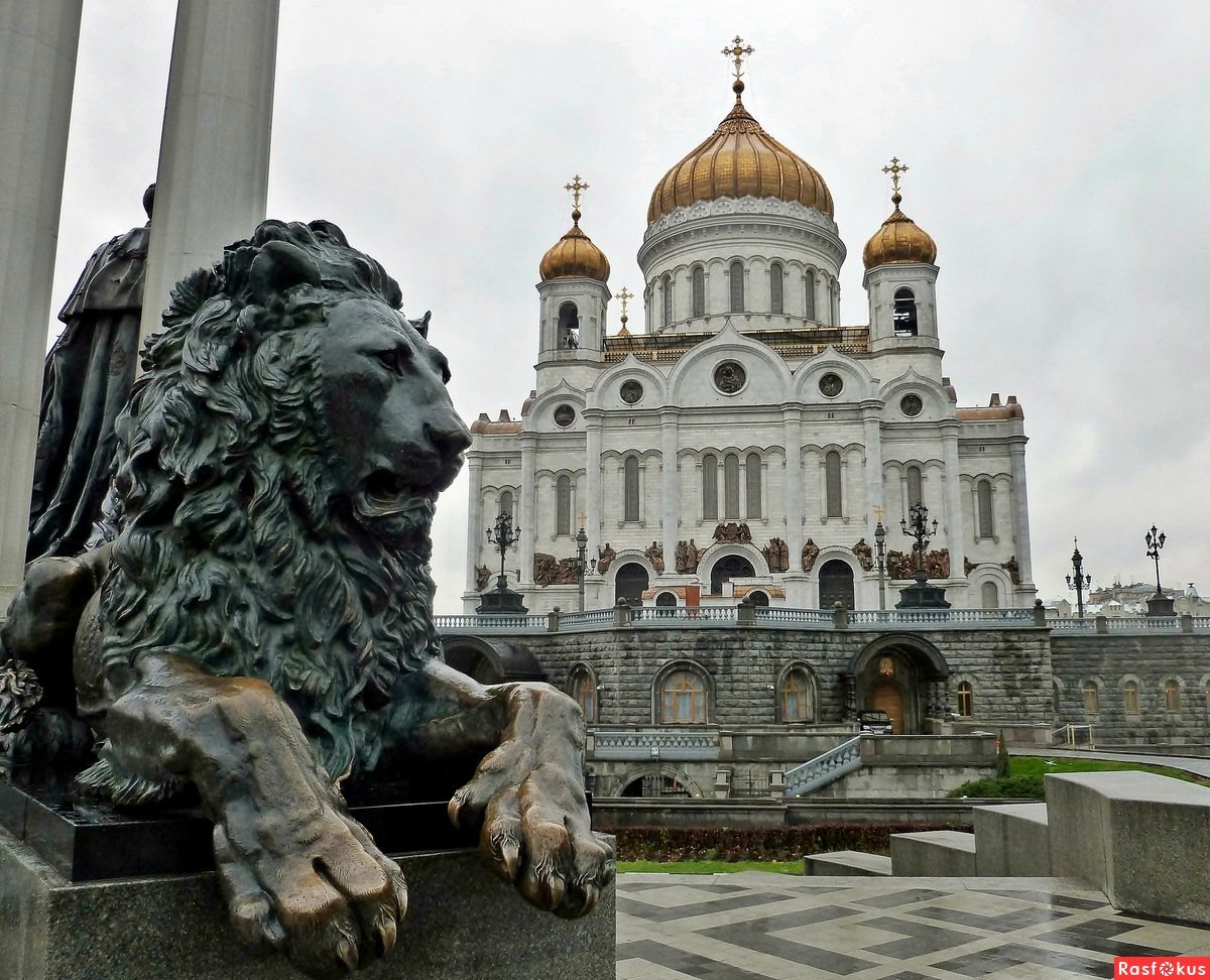 Памятник у храма Христа Спасителя