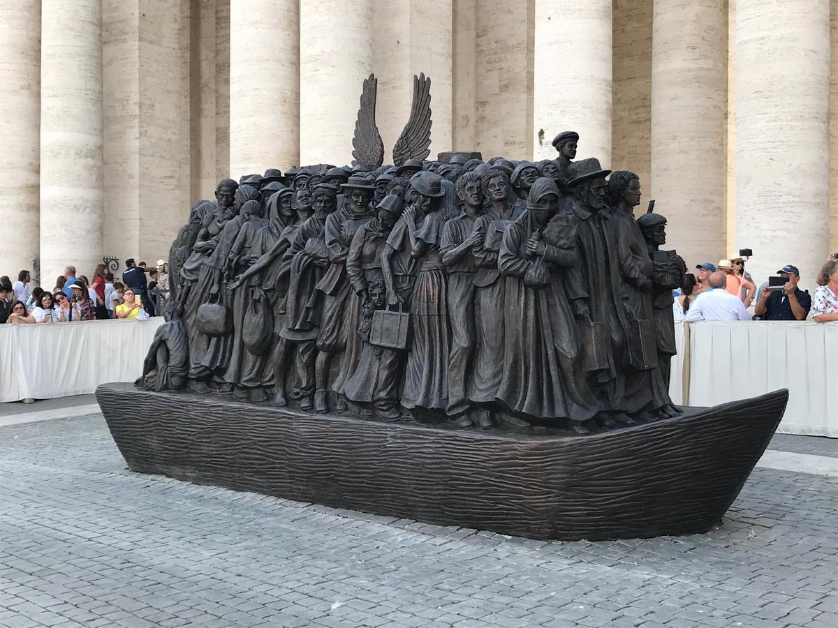 Памятник на площади Петра в Ватикане