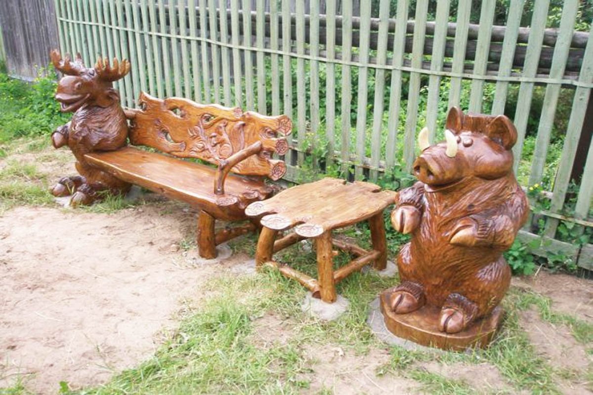 Деревянные скамейки с фигурами