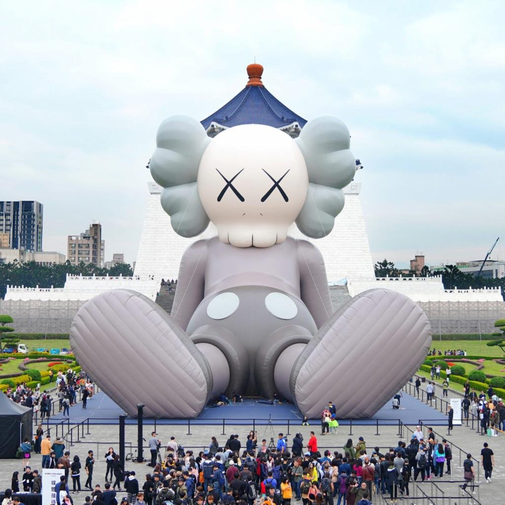 KAWS скульптура