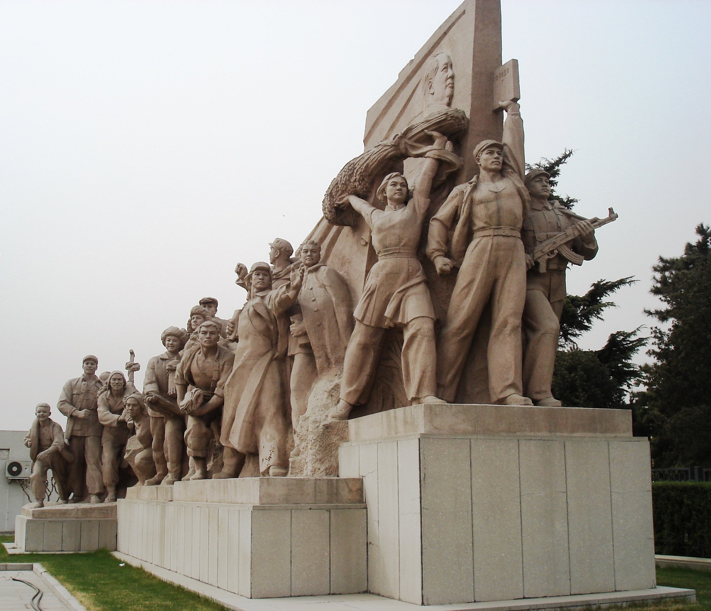 Изобразить памятник герою. Памятник героям революции Пекин. Монумент Пекин. Многофигурная скульптура. Многофигурная композиция скульптура.
