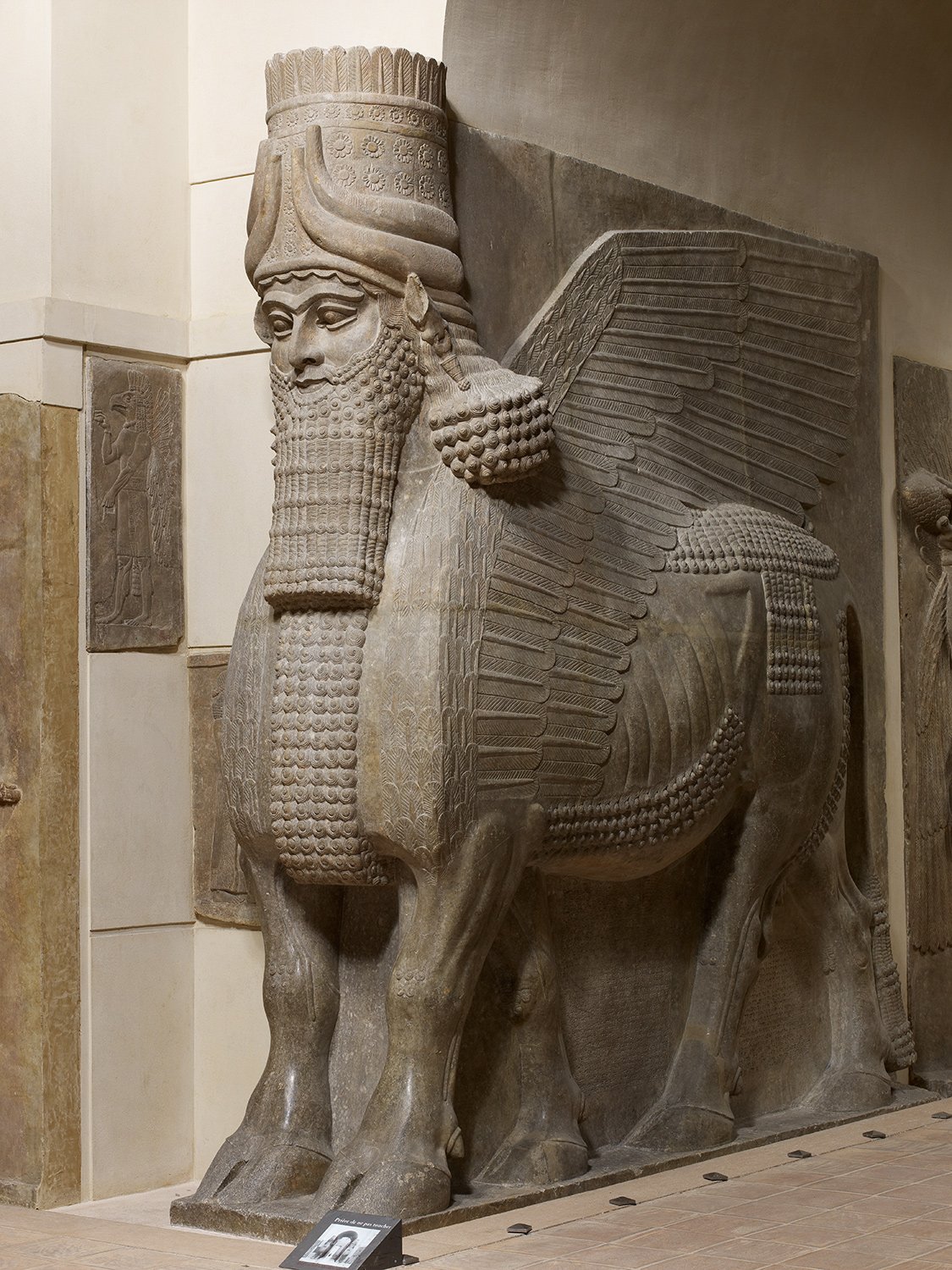 Крылатый бык. Крылатые быки Ассирии. Крылатый бык Шеду из дворца Саргона II.. Ассирийский крылатый бык. Крылатый бык с человеческой головой.