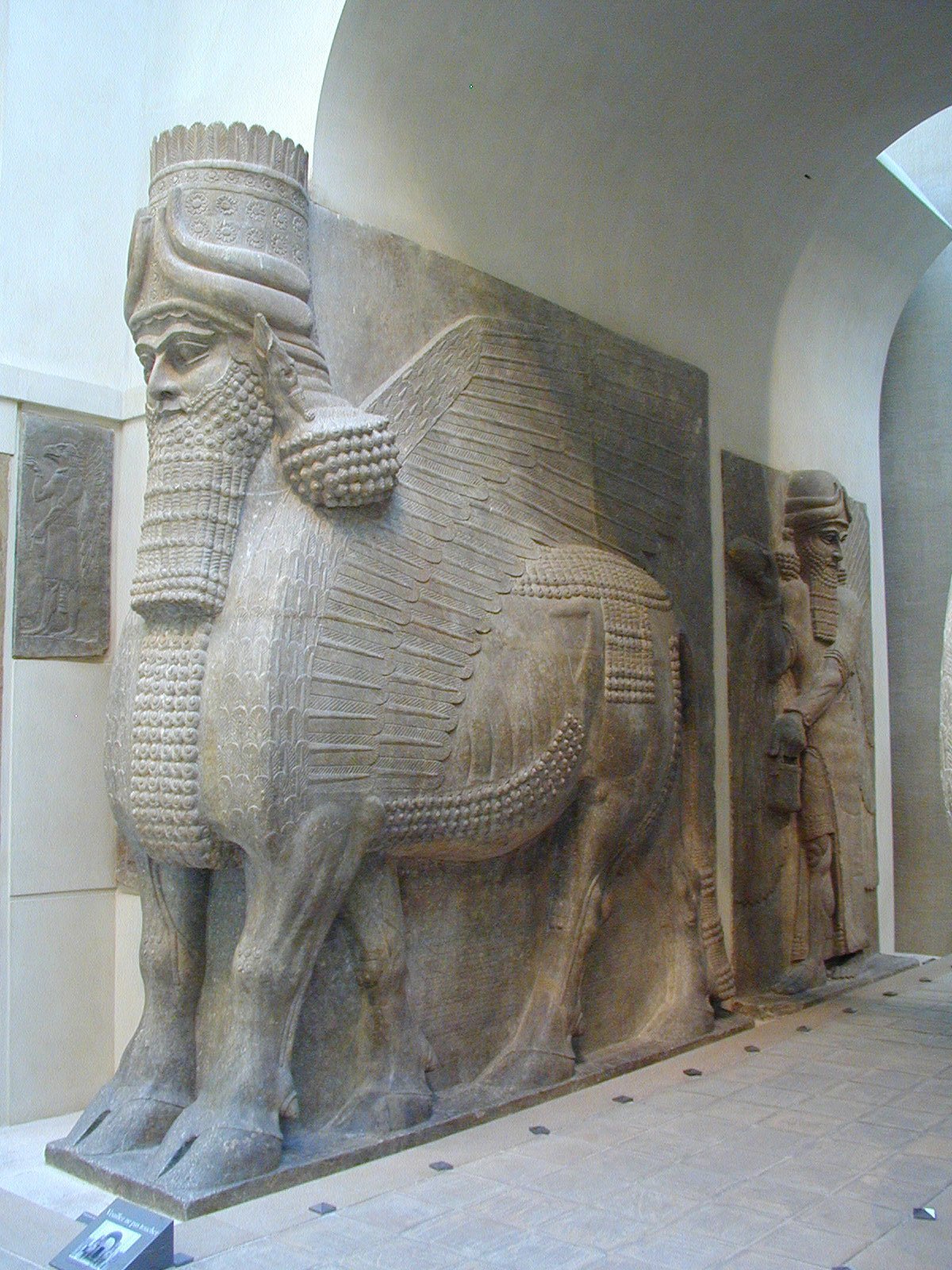 Крылатый бык. Шеду из дворца Саргона 2. Крылатый бык Шеду из дворца Саргона II.. Шеду Ассирия. Крылатые быки Ассирии.