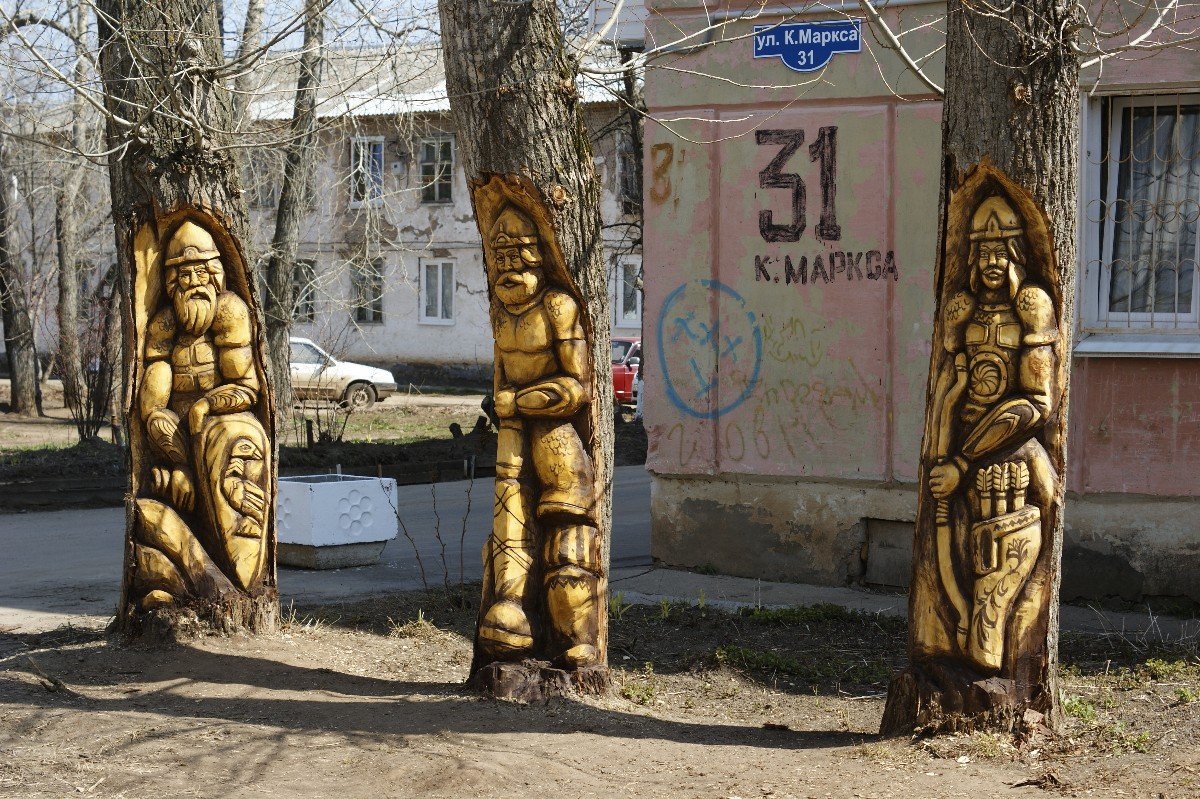 Деревянные скульптуры столбы