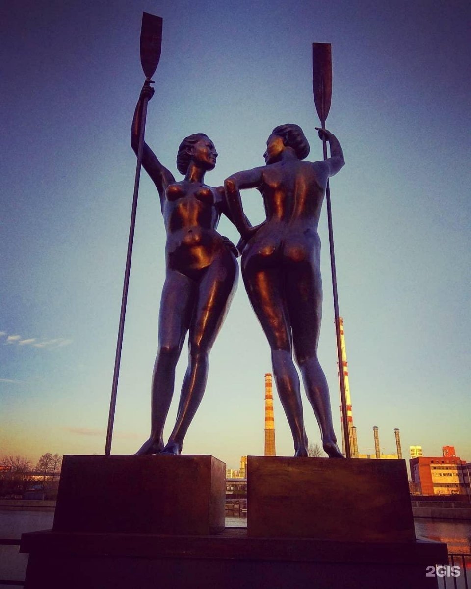 Скульптура две девушки с веслами