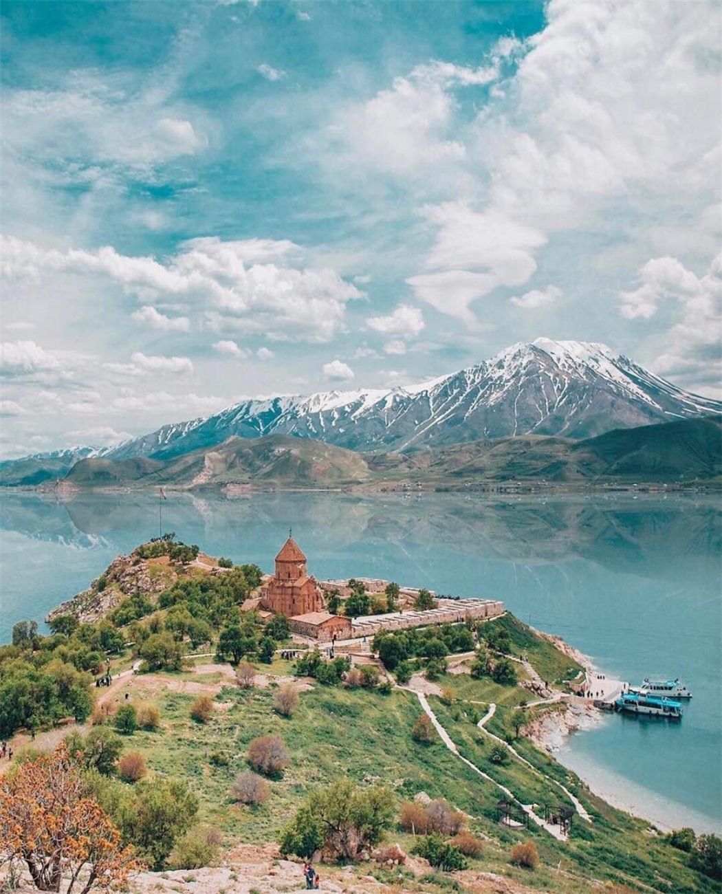 Озеро Севан Ахтамар