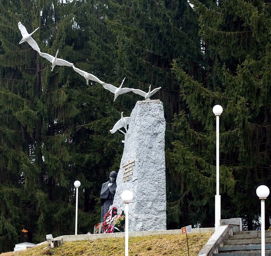 Скульптура журавли в осетии