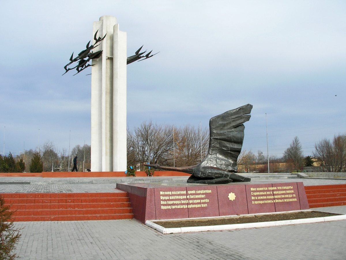 Город Чирчик памятник Журавли