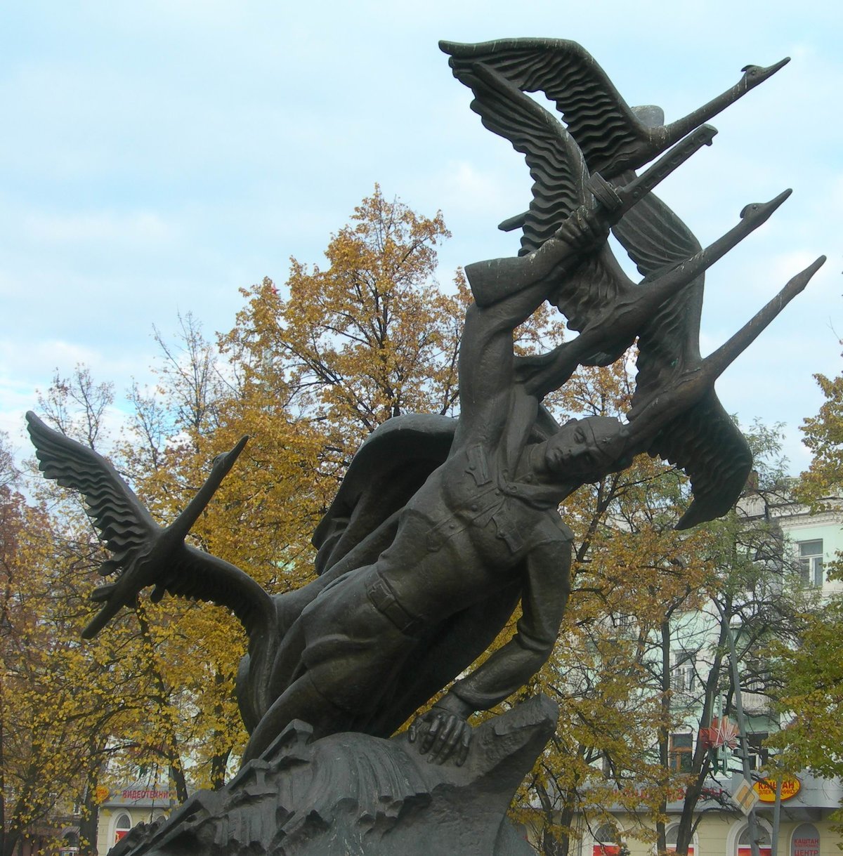 Памятник солдатам белых журавлей Луганск