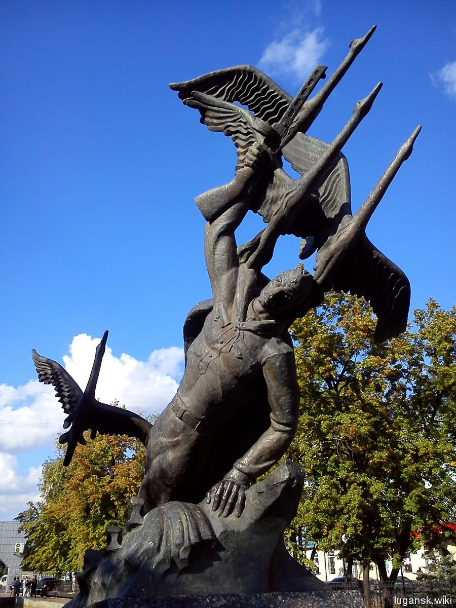 Памятник Журавли в Луганске
