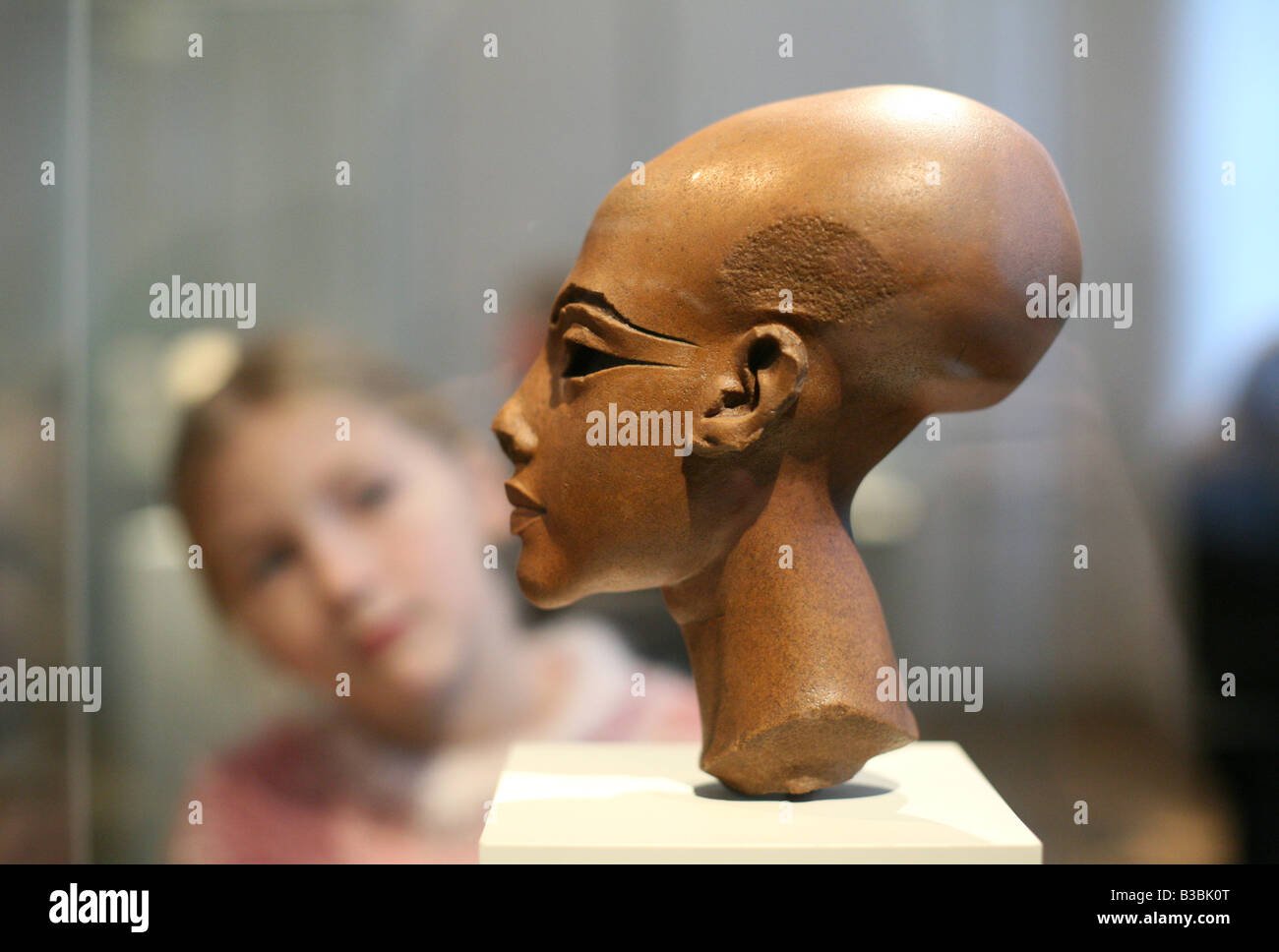 Почему голова вытянутая. Эхнатон фараон Египта череп. Дочь Нефертити и Эхнатона. Дочери фараона Эхнатона. Голова Нефертити Эхнатон.