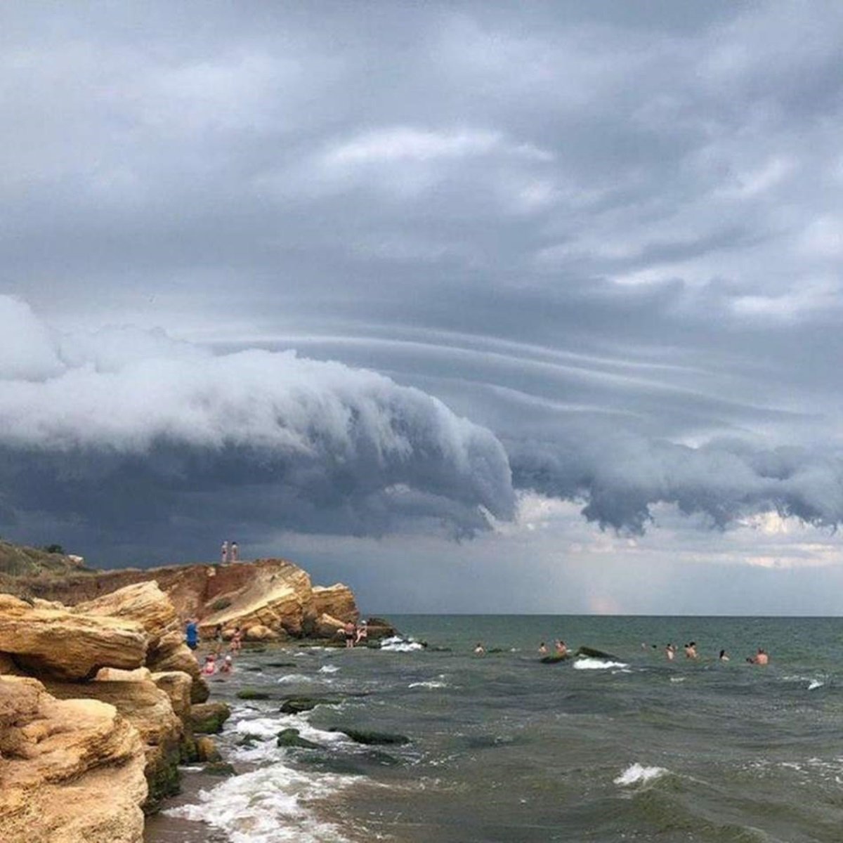 Грозовые тучи над морем
