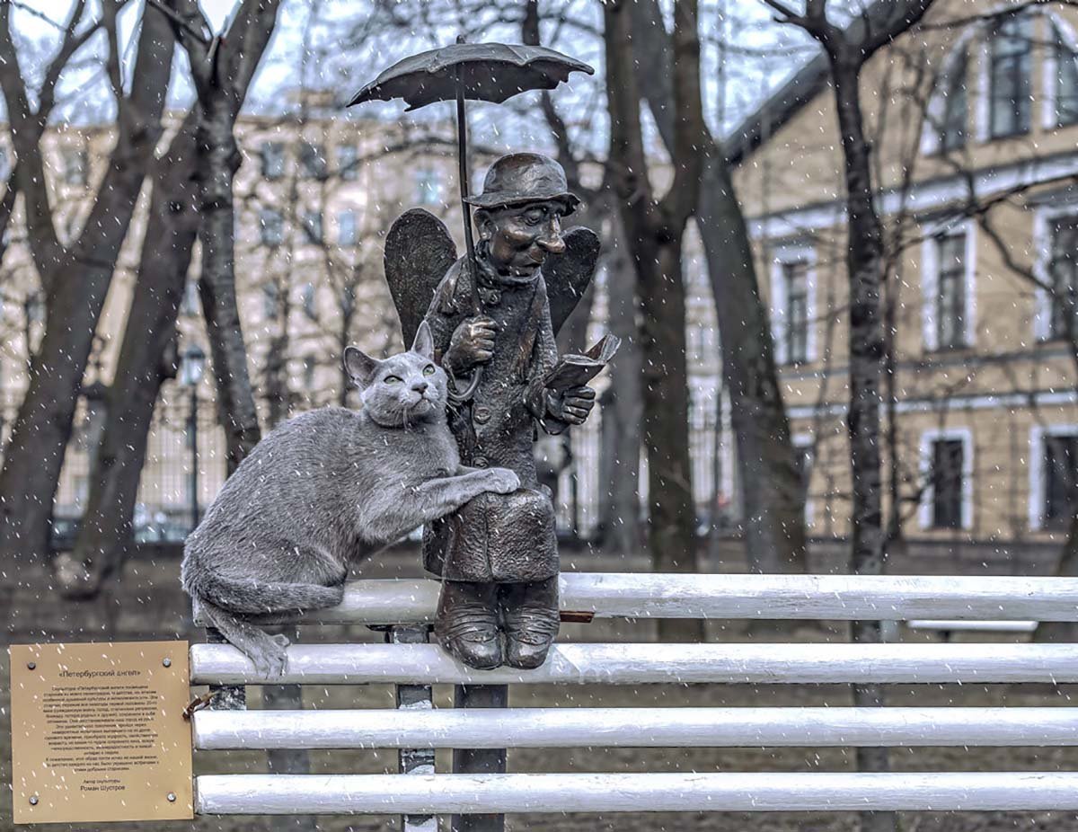 Ангел в Измайловском саду в Санкт-Петербурге
