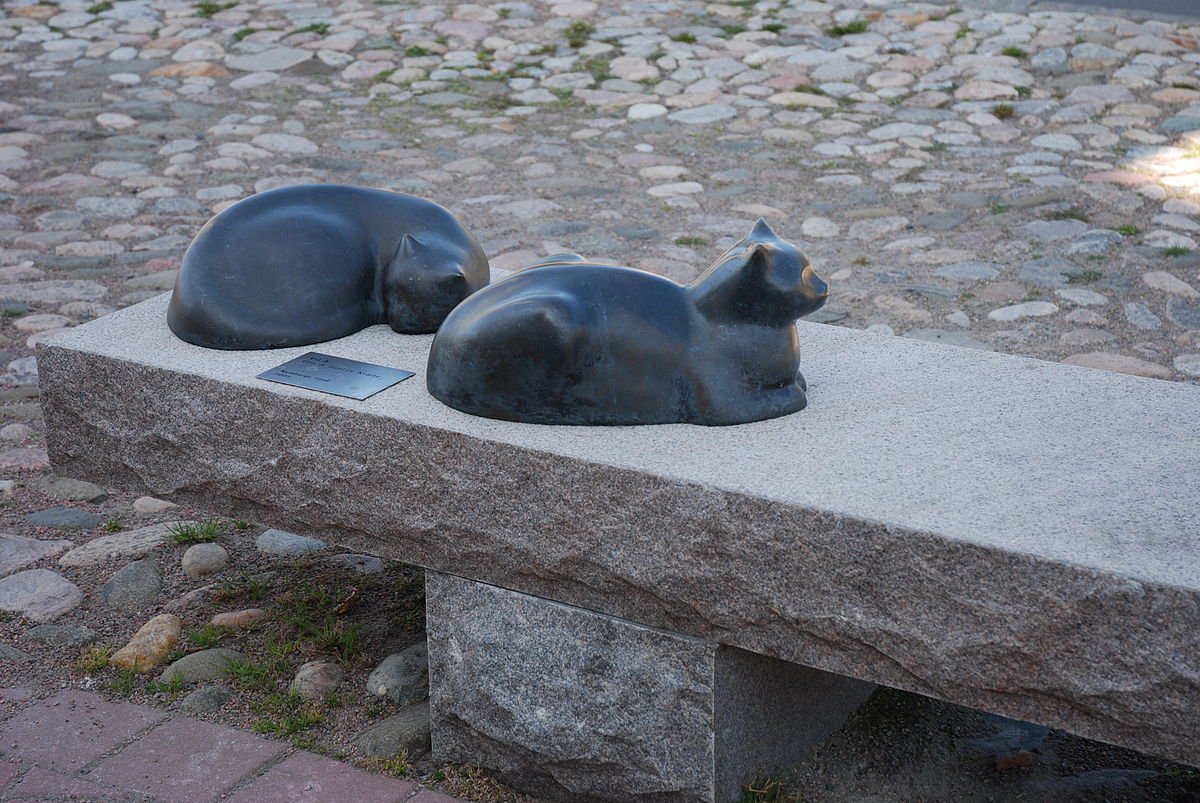 Кошка из гранита