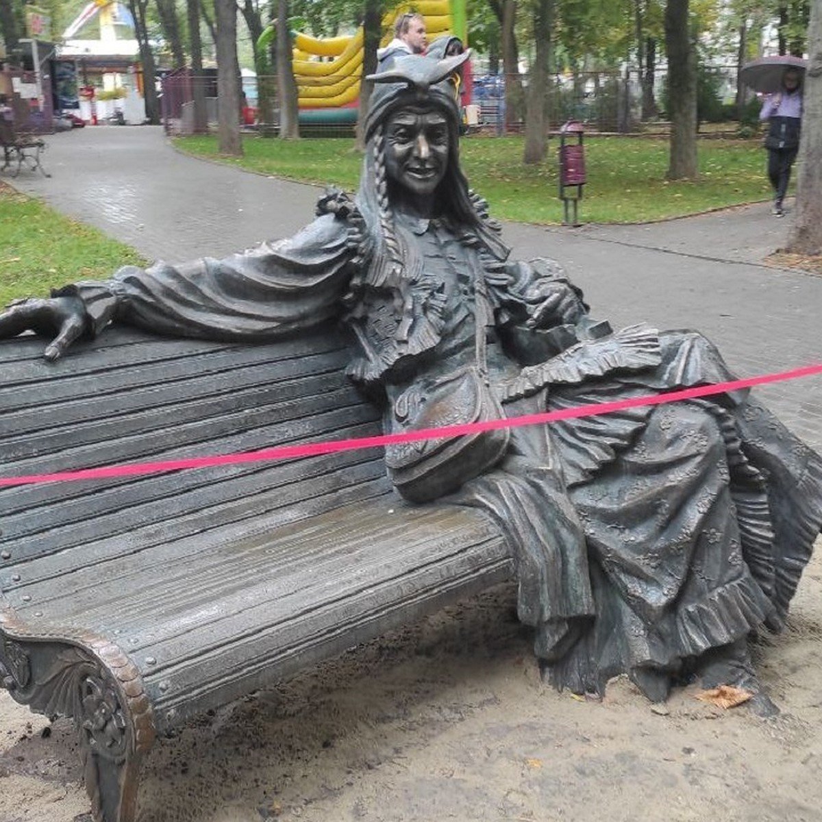 Скульптура бабы Яга в Ростове на Дону