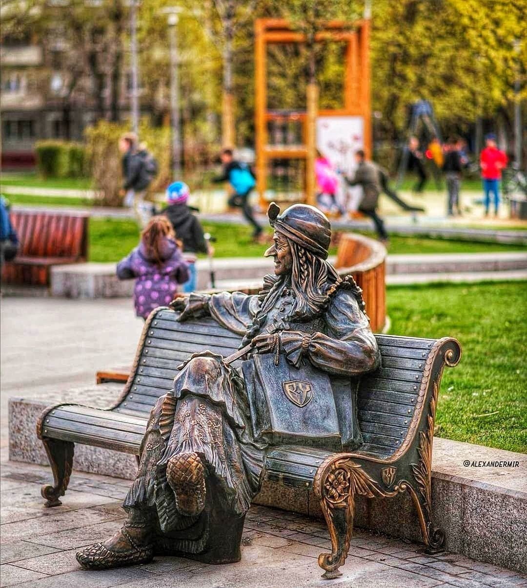 Памятник бабе Яге на скамейке в Москве