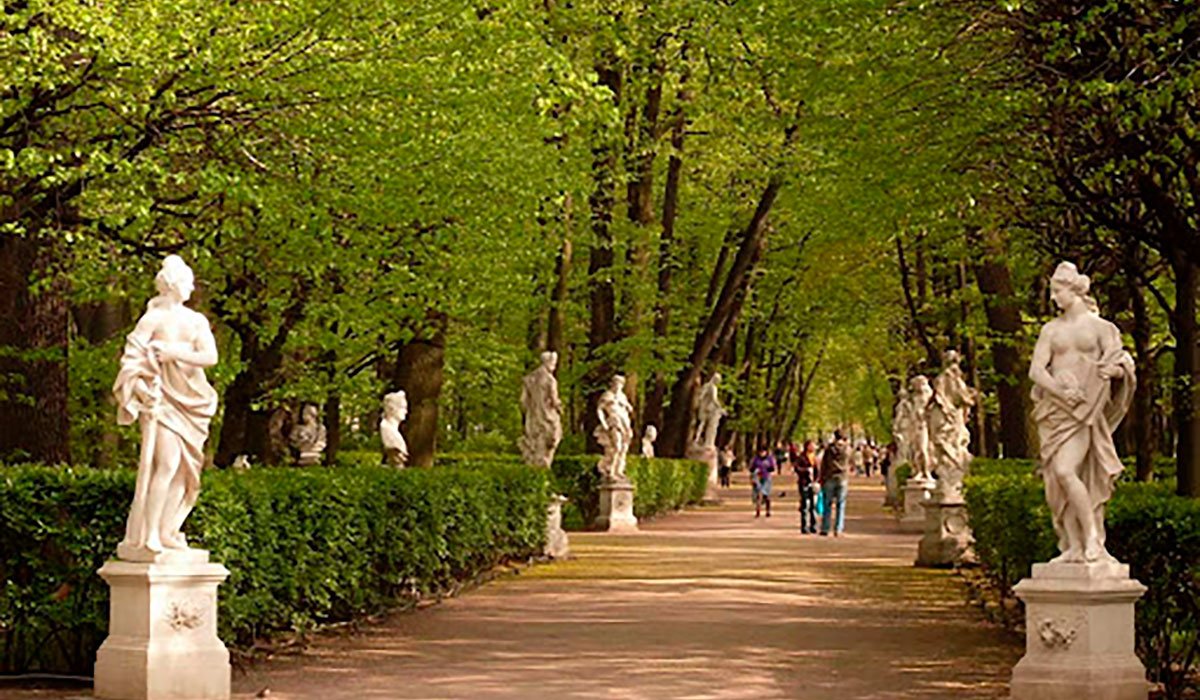 Рок скульптура в летнем саду