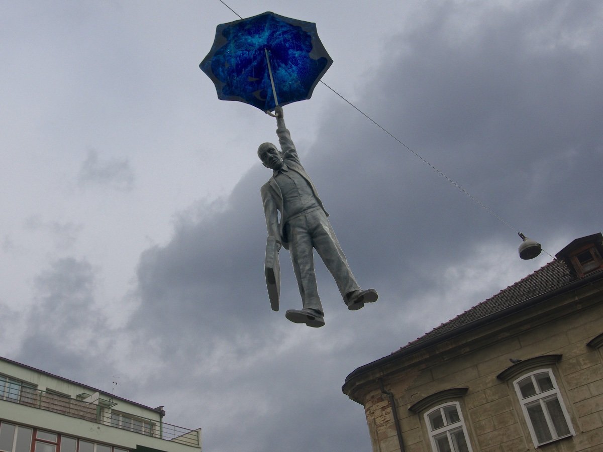 Памятник человек с зонтом