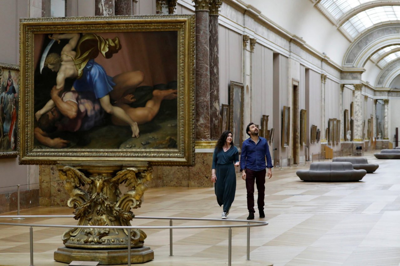 Где находится знаменитый музей. Музей изобразительных искусств Лувр. Галерея в Париже Лувр. Галерея Микеланджело Лувр. Экспонаты музея Лувра в Париже.