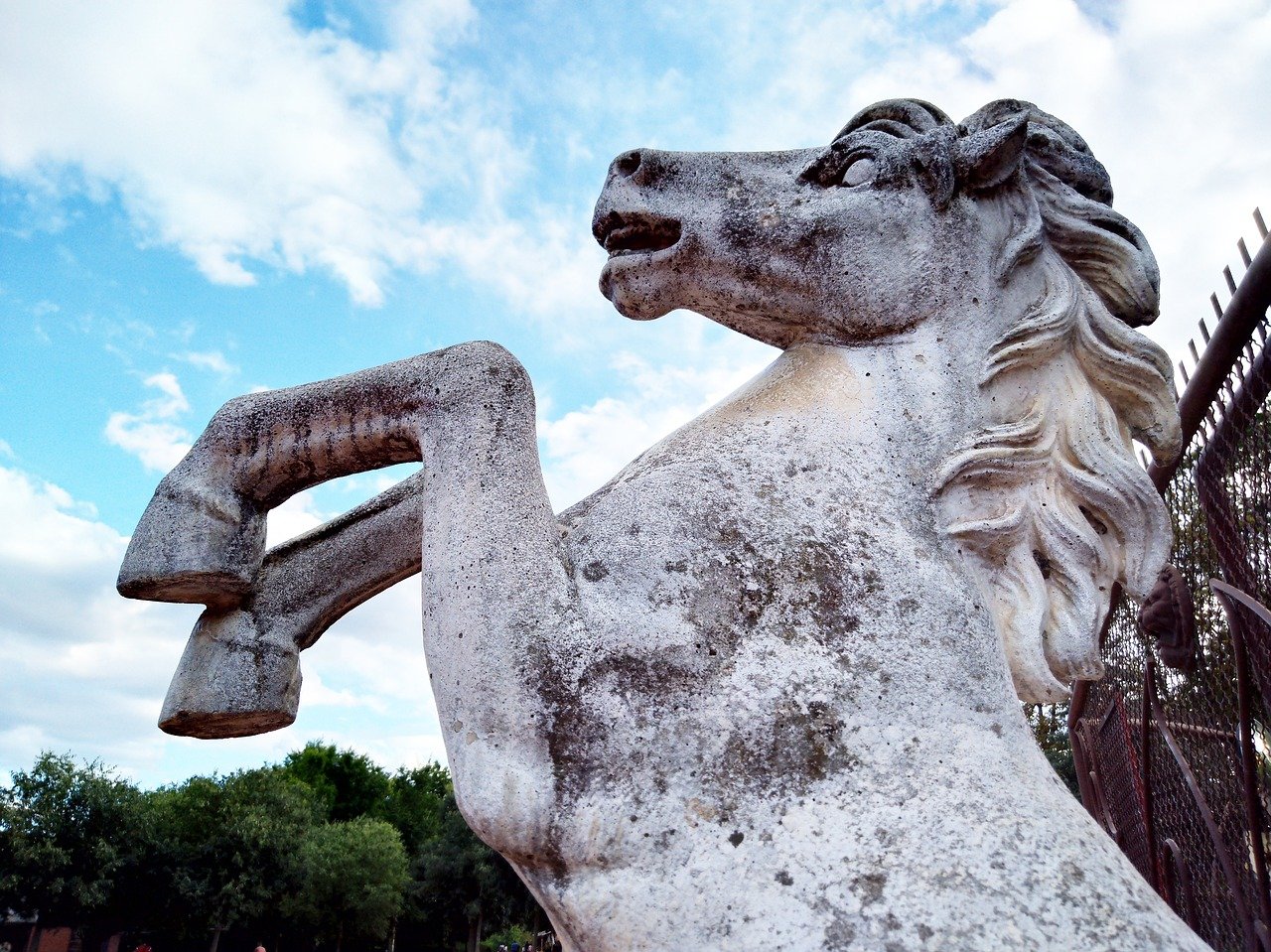 Год лошади камни. Скульптура лошади. Каменный конь. Статуя лошади. Каменные фигуры лошадей.