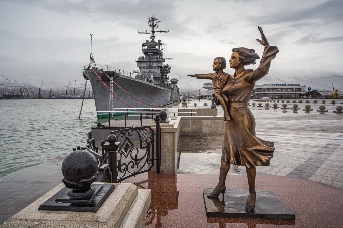 Памятник жене моряка в Новороссийске