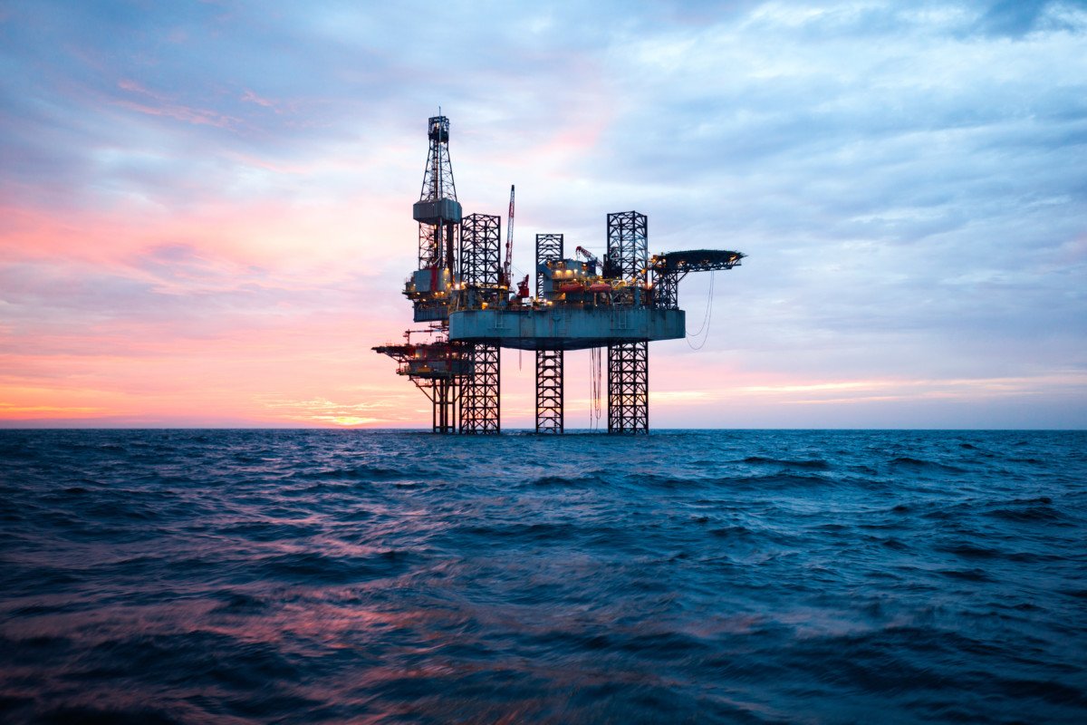 Нефтяная вышка в море